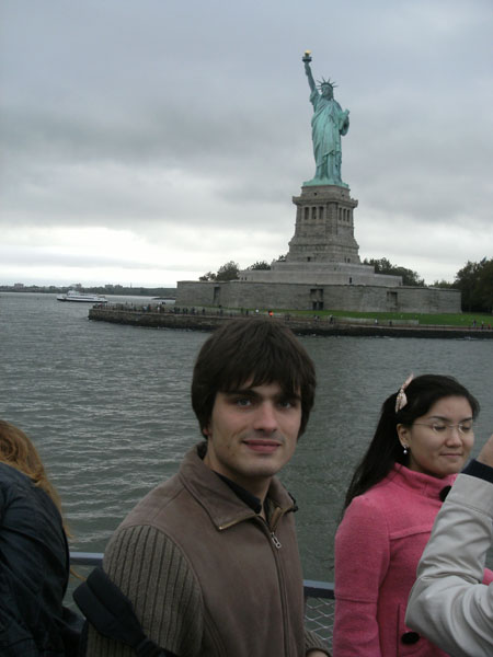 Martin et statue de la liberté à New York, USA