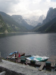 Bateaux sur un lac de montagne, en Autriche