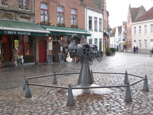 Un petit rond point, dans le centre ville de Bruges
