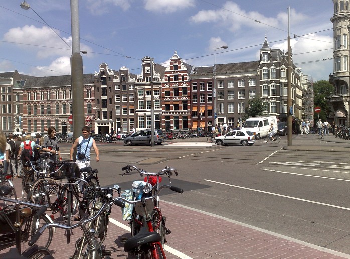 Velos et architecture typique du centre ville d'Amsterdam