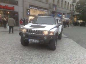 Des policiers dans leur hummer, centre ville de Prague