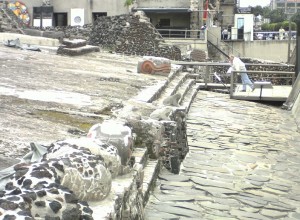 Ruines aztèques, près de la place du Zocalo, au centre de México