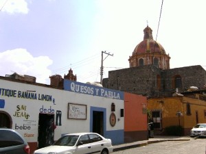 Une rue traditionnelle de Tequisquiapan, au Mexique