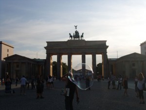 bulle-de-savon-et-brandenburg-tor-berlin