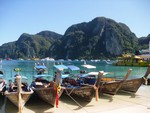 mini-long-tail-boats-port-de-ko-phi-phi